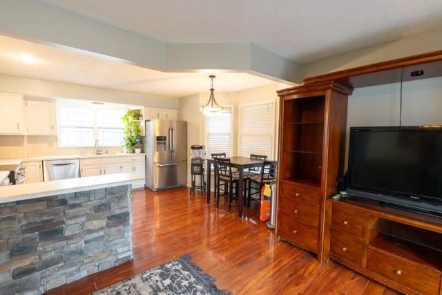 703 YORK Drive — photo 7