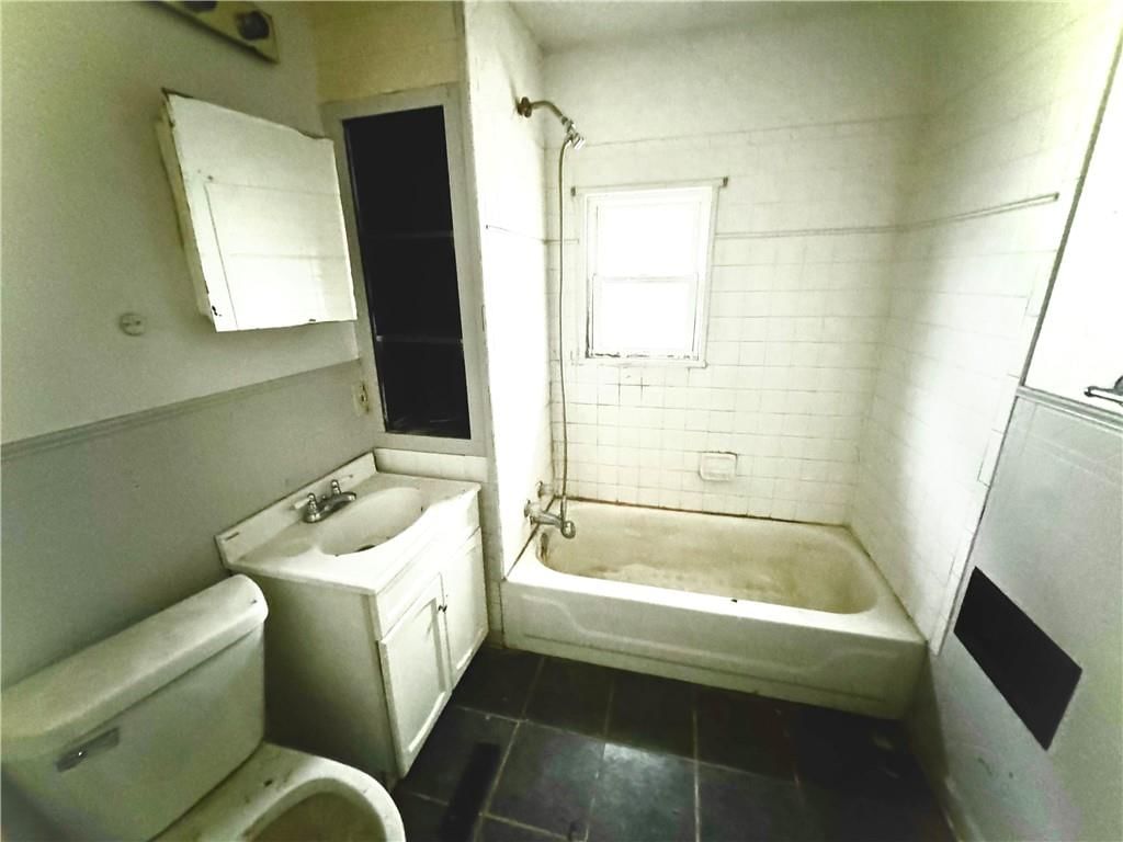 718 Thompson Avenue — photo 2