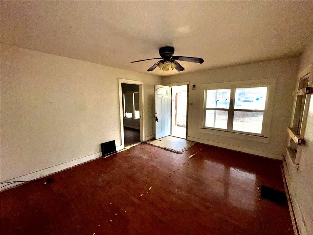 718 Thompson Avenue — photo 10