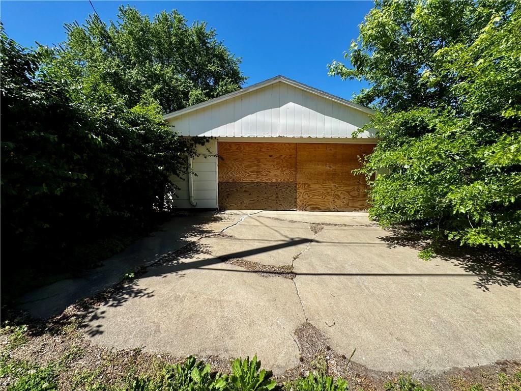 718 Thompson Avenue — photo 15