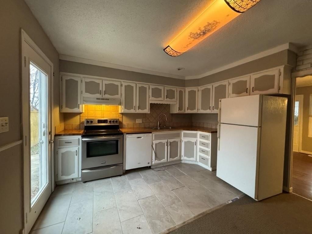 1113 N Swope Drive — photo 2