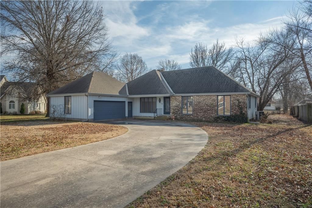 603 Lakeside Court — photo 2