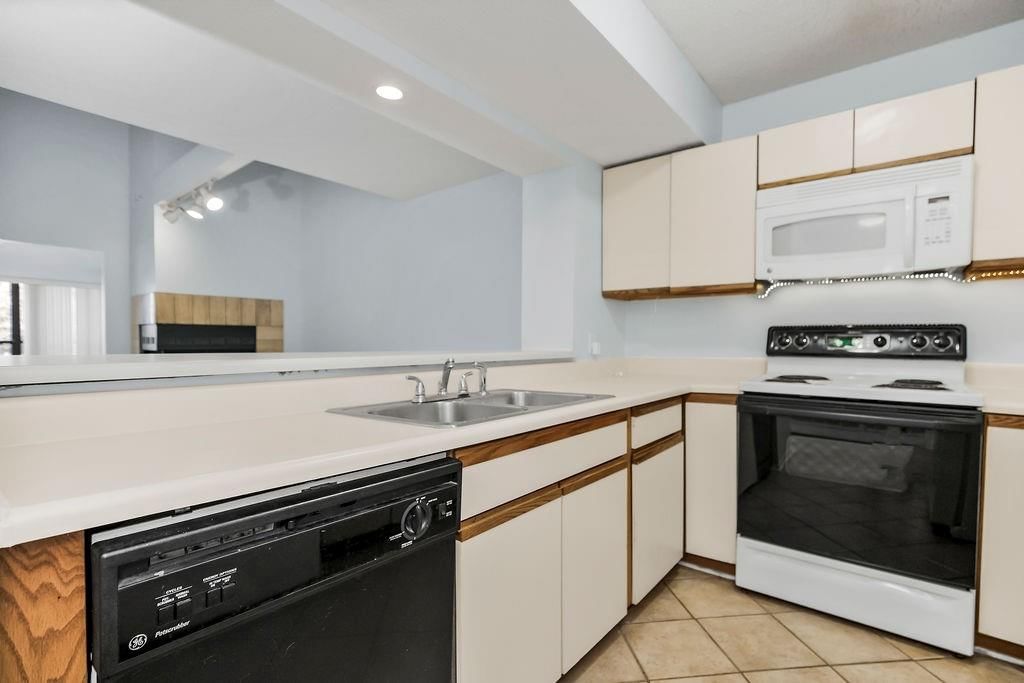8757 W 106th Terrace — photo 9