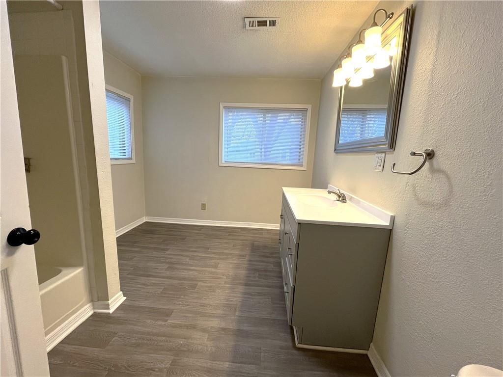 726 E 4th Street — photo 3