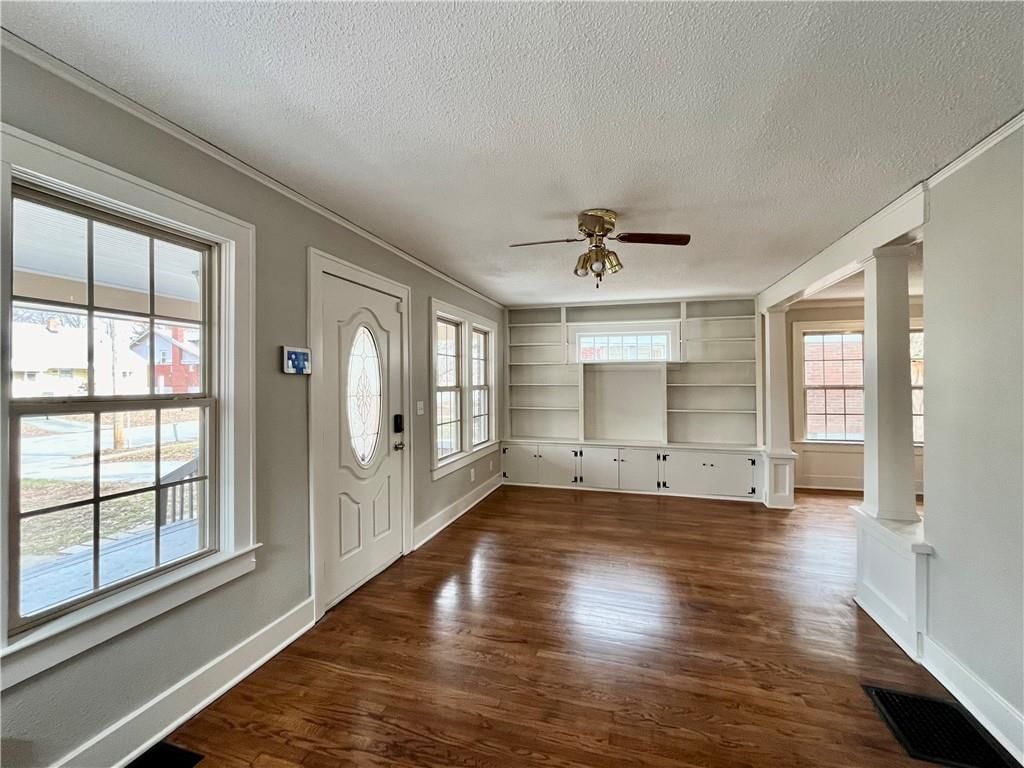 1321 W College Street — photo 9
