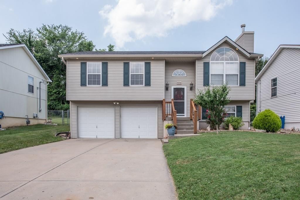 5734 NE Barnes Avenue, Kansas City, MO