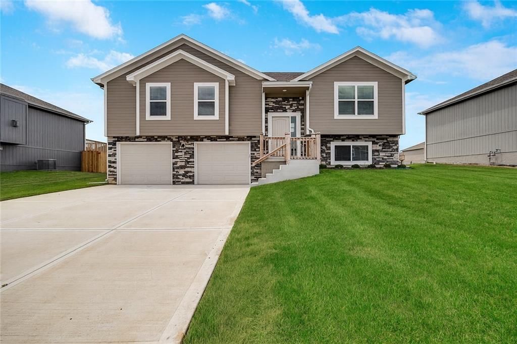 602 Foxglove Lane, Raymore, MO