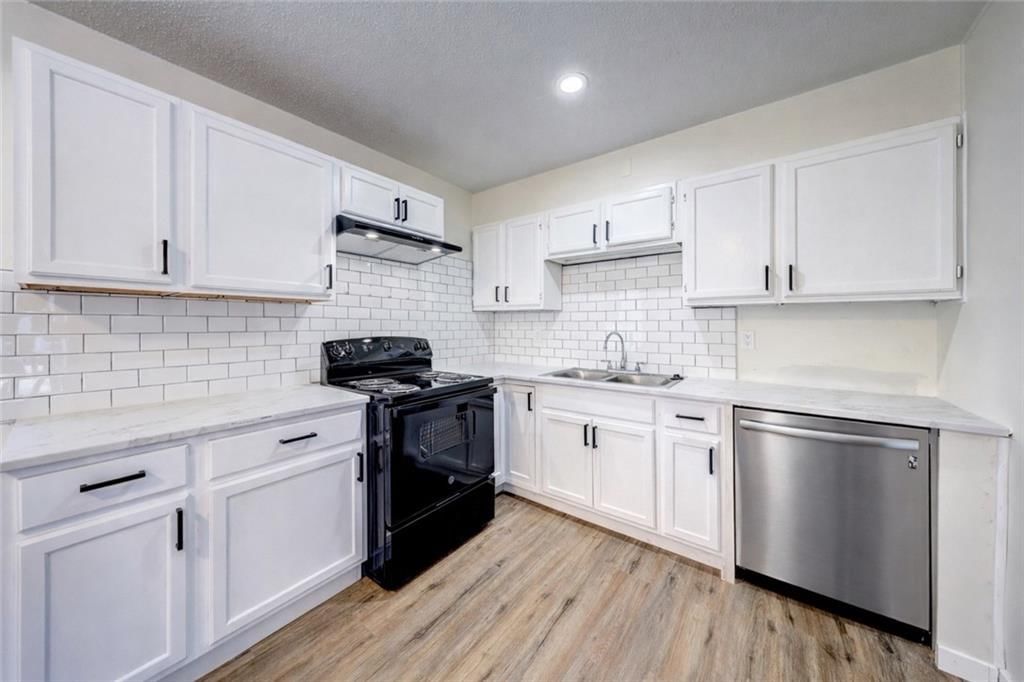 10800 Ewing Avenue — photo 3