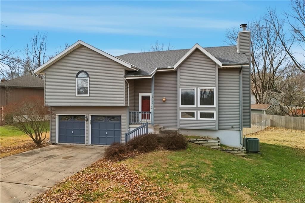 100 Lakeland Drive, Smithville, MO