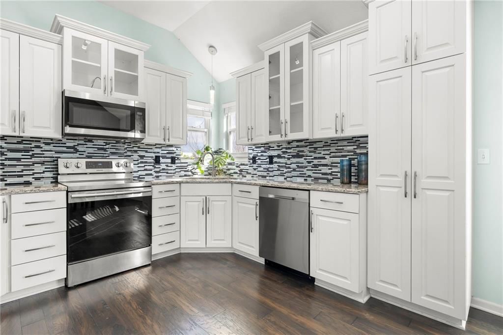 559 E Apache Street — photo 5