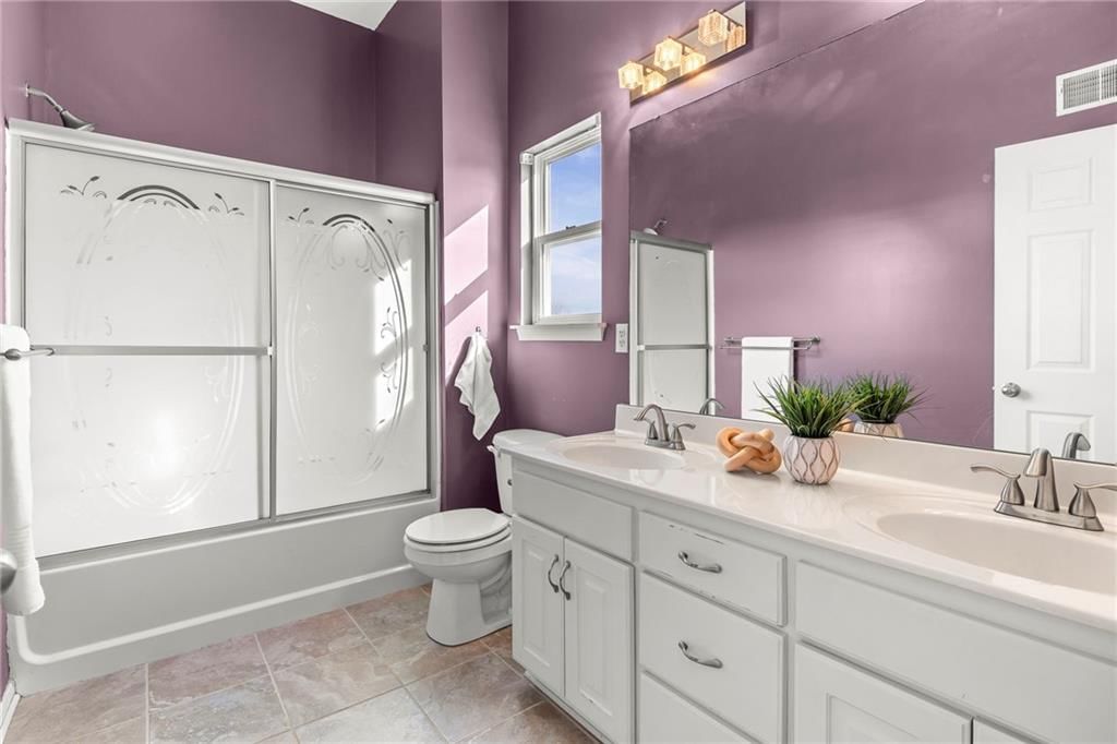 559 E Apache Street — photo 7