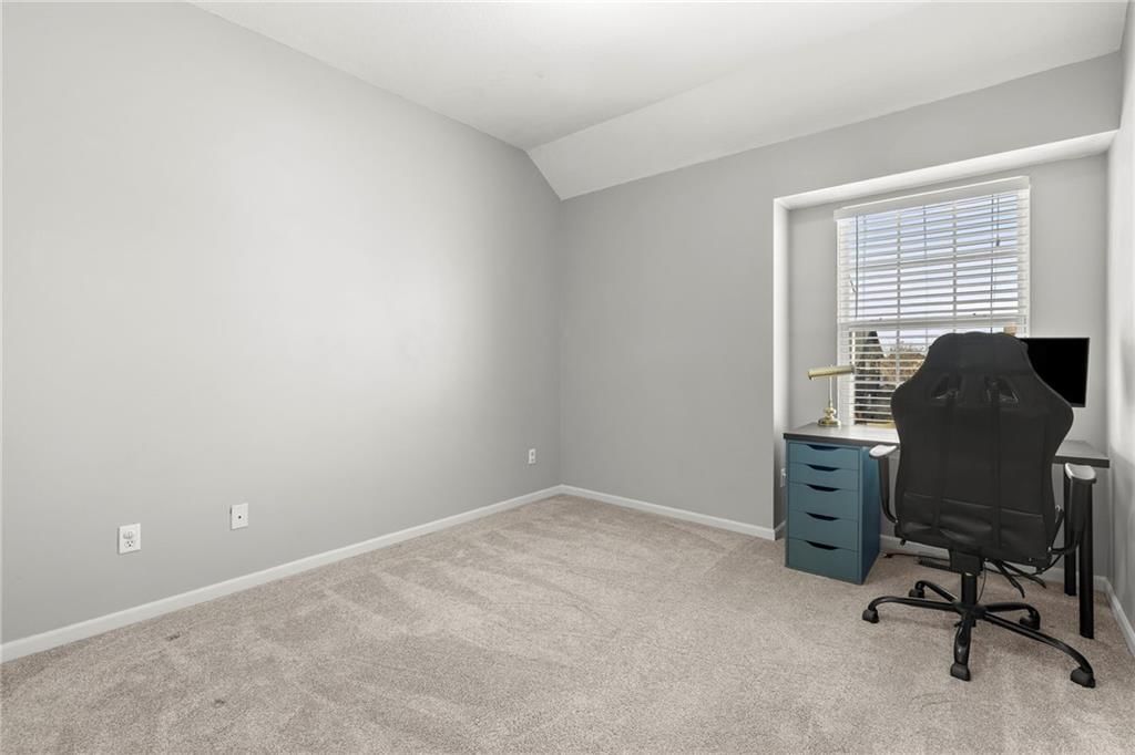 559 E Apache Street — photo 8