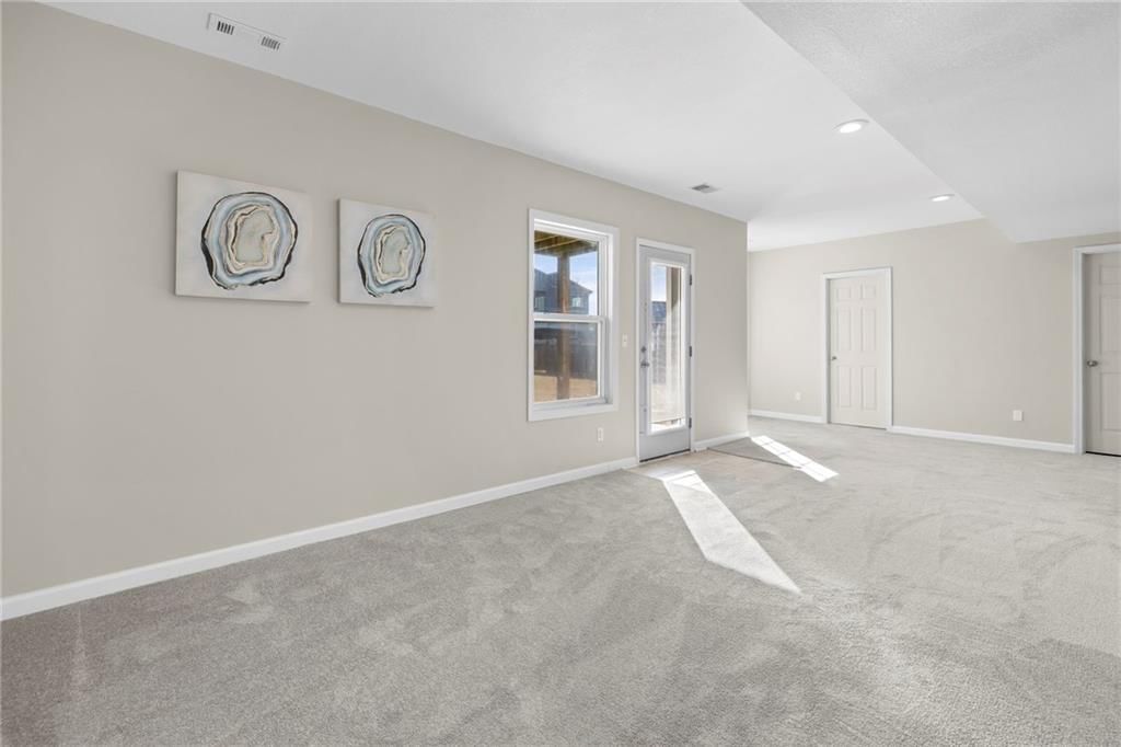 559 E Apache Street — photo 11