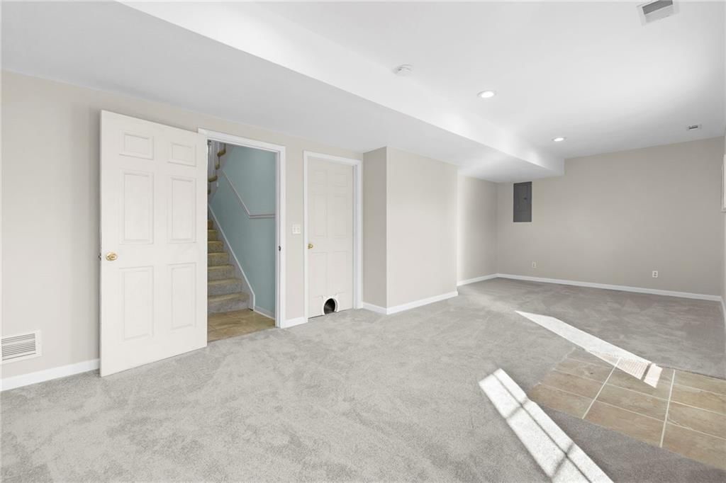 559 E Apache Street — photo 28