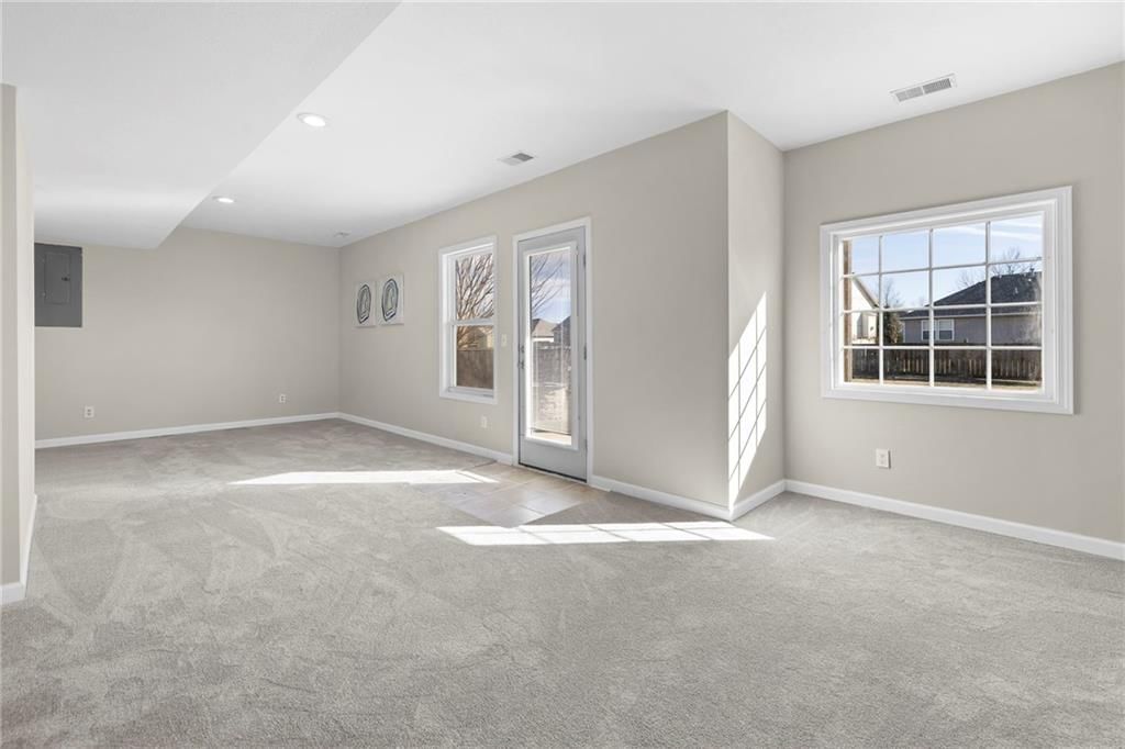 559 E Apache Street — photo 29