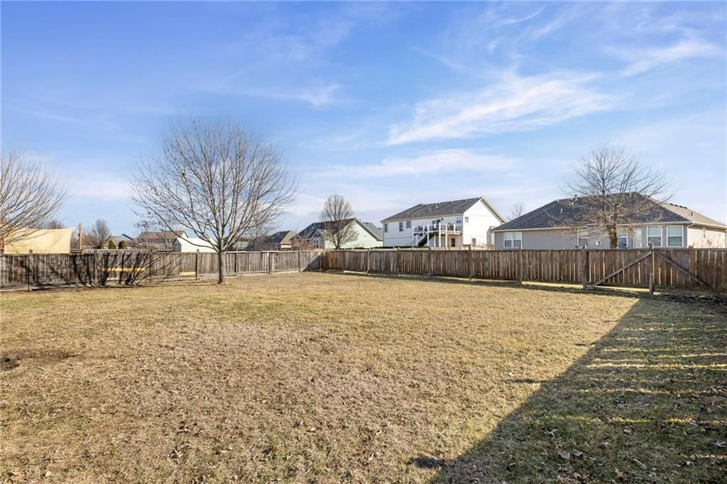 559 E Apache Street — photo 31