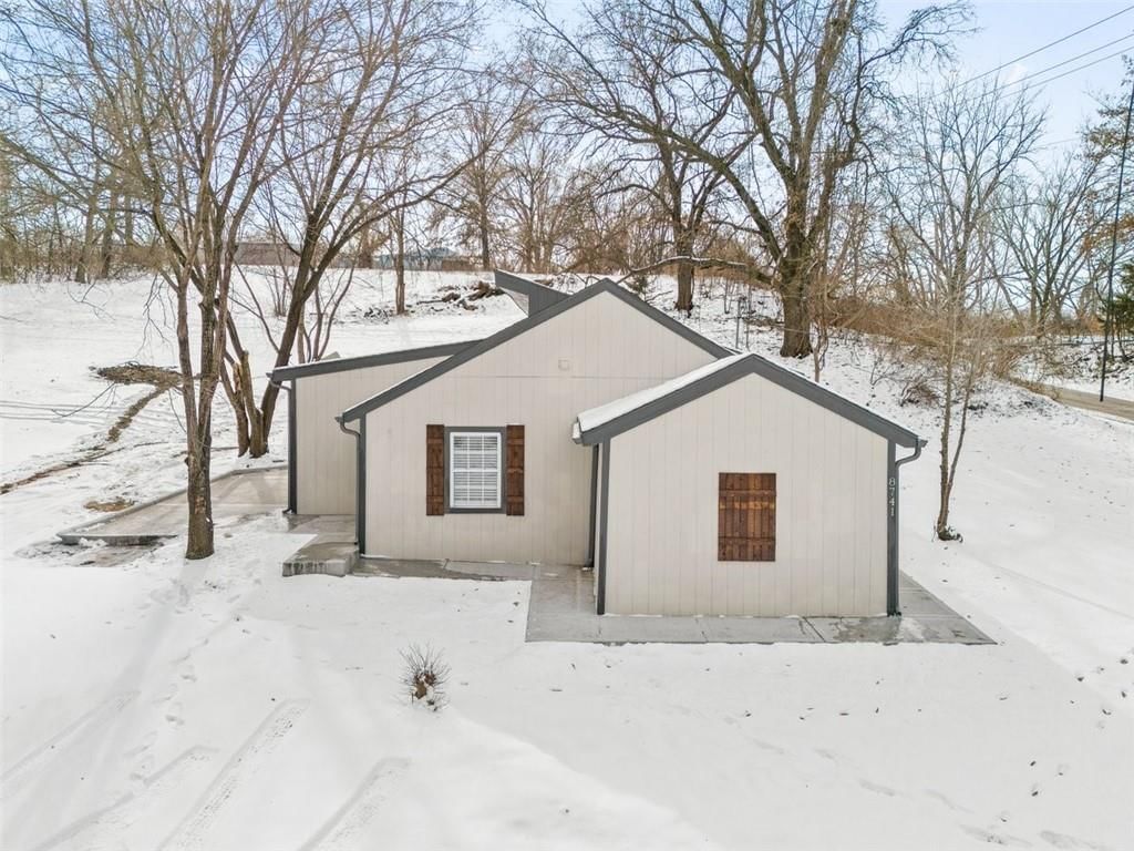 8741 Barber Avenue — photo 2