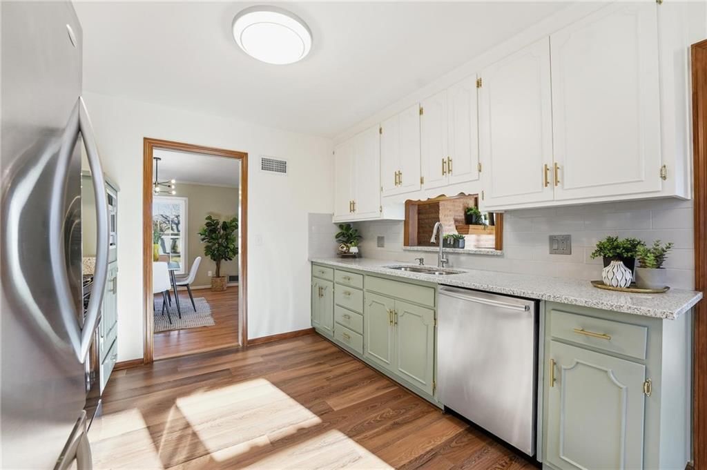 401 W 109th Terrace — photo 8