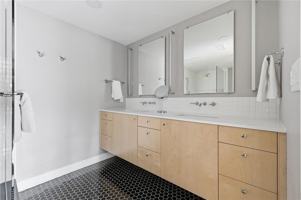 310 W 49th Street — photo 18