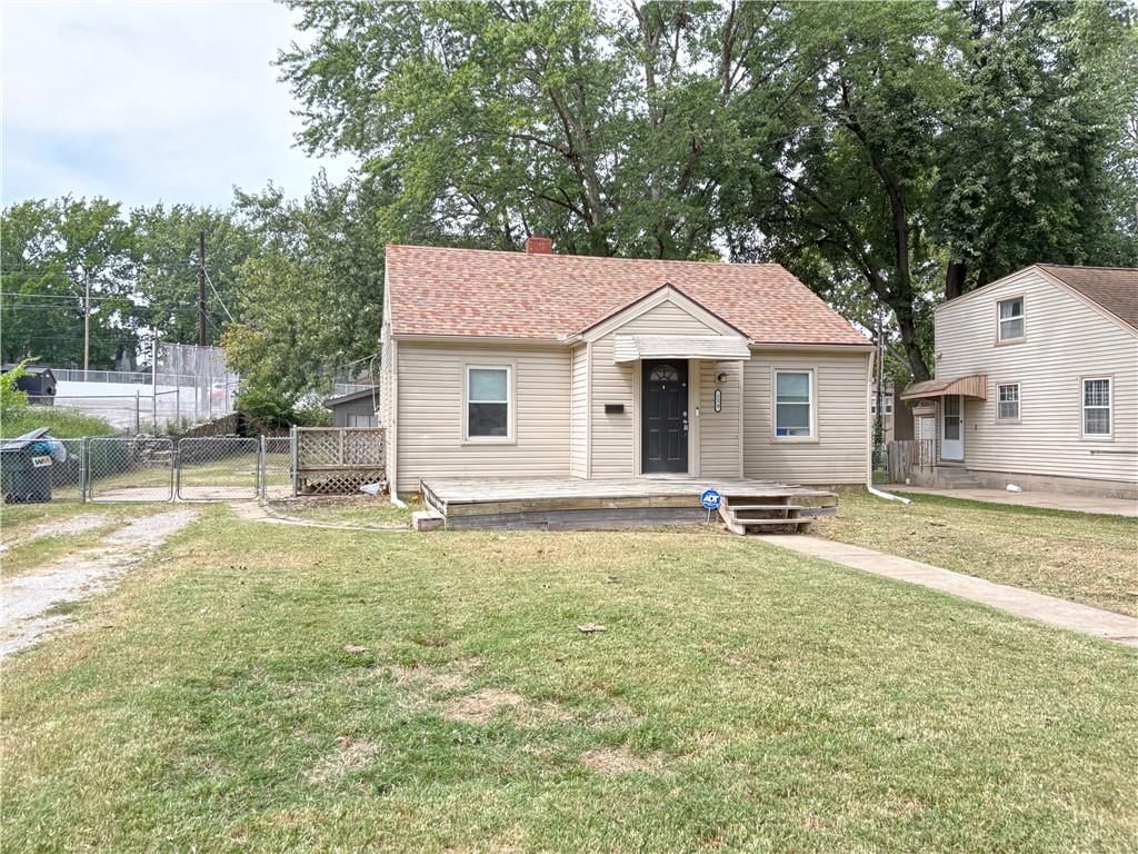 230 S Huttig Avenue — photo 2