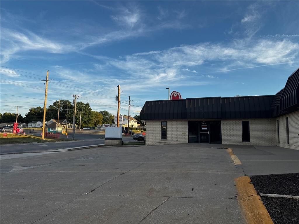 506 N Maguire Street — photo 2