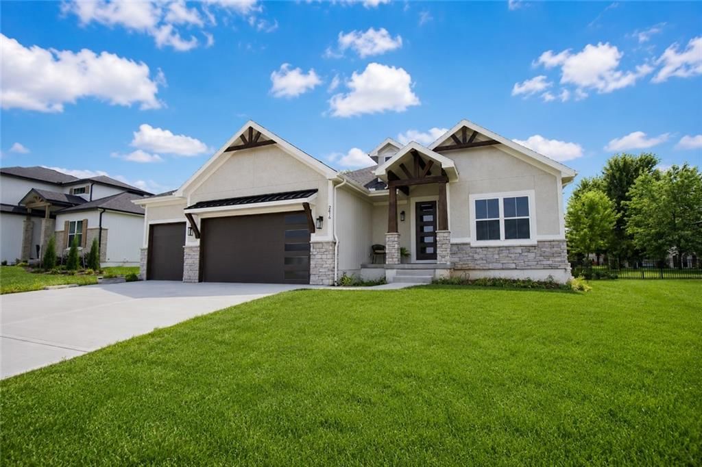 Photo 37 of 37 - 2616 NE Woodland Oak Drive, Lee's Summit, MO 64086