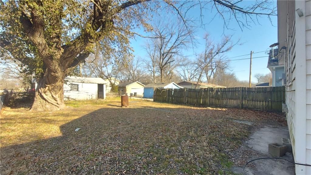 801 E 9th Street — photo 10