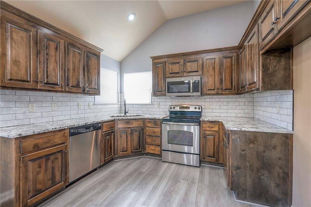 11933 N Forest Avenue — photo 12