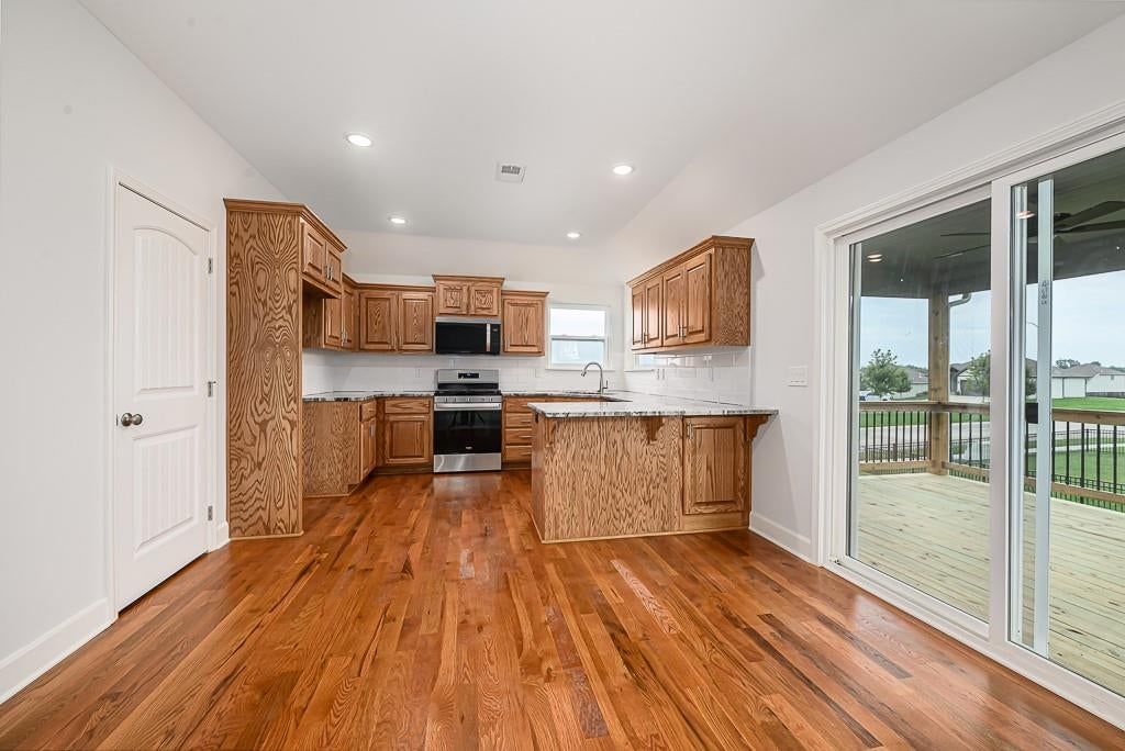 Photo 4 of 26 - 15624 Sheridan Court, Basehor, KS 66007