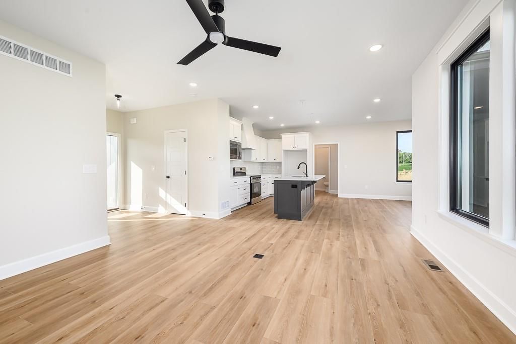 1530 N 157th Lane — photo 4