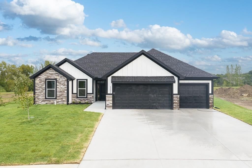 15636 Austin Court, Basehor, KS