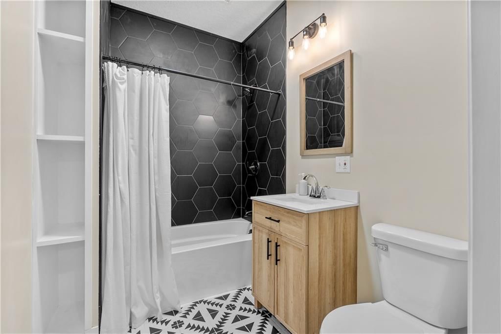 2414 Washington Street — photo 10