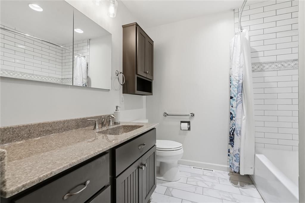 7909 N Michigan Avenue — photo 15