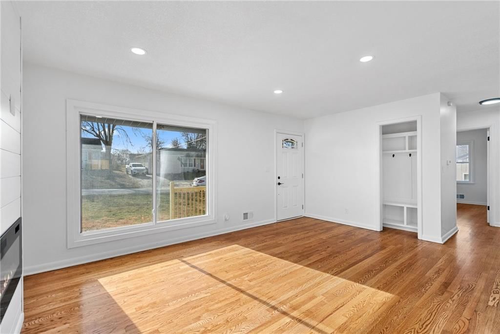 302 Lake Drive — photo 6