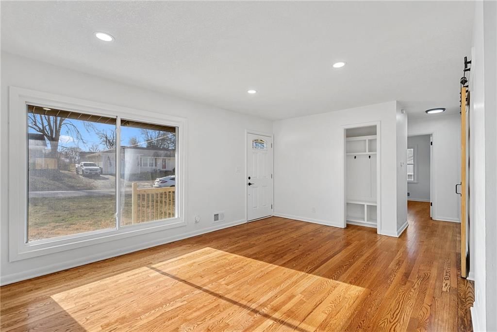 302 Lake Drive — photo 7
