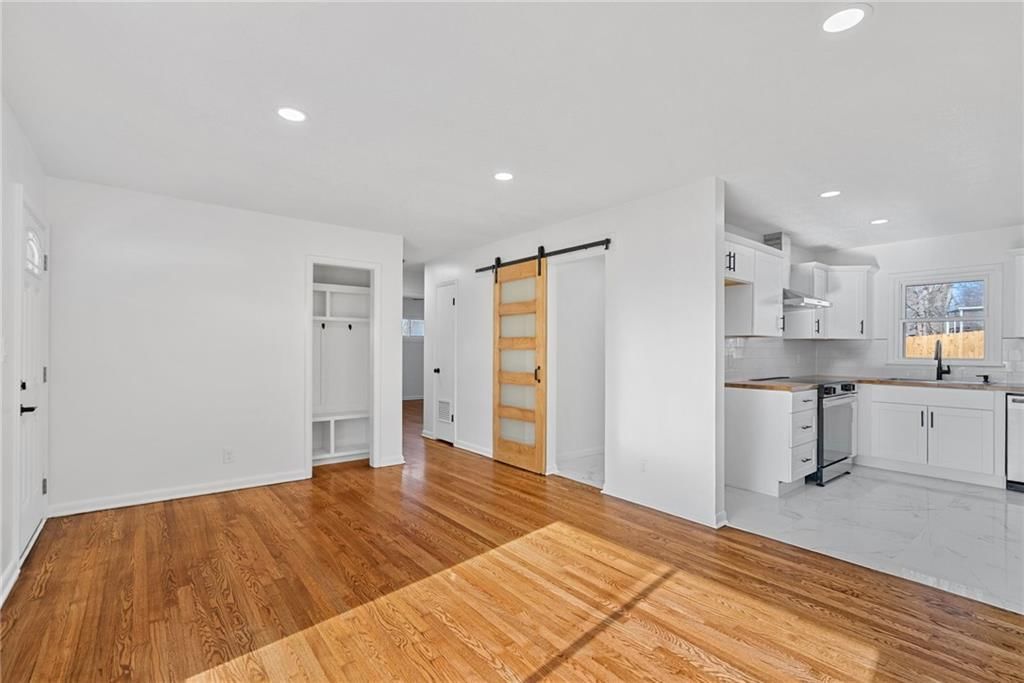 302 Lake Drive — photo 8