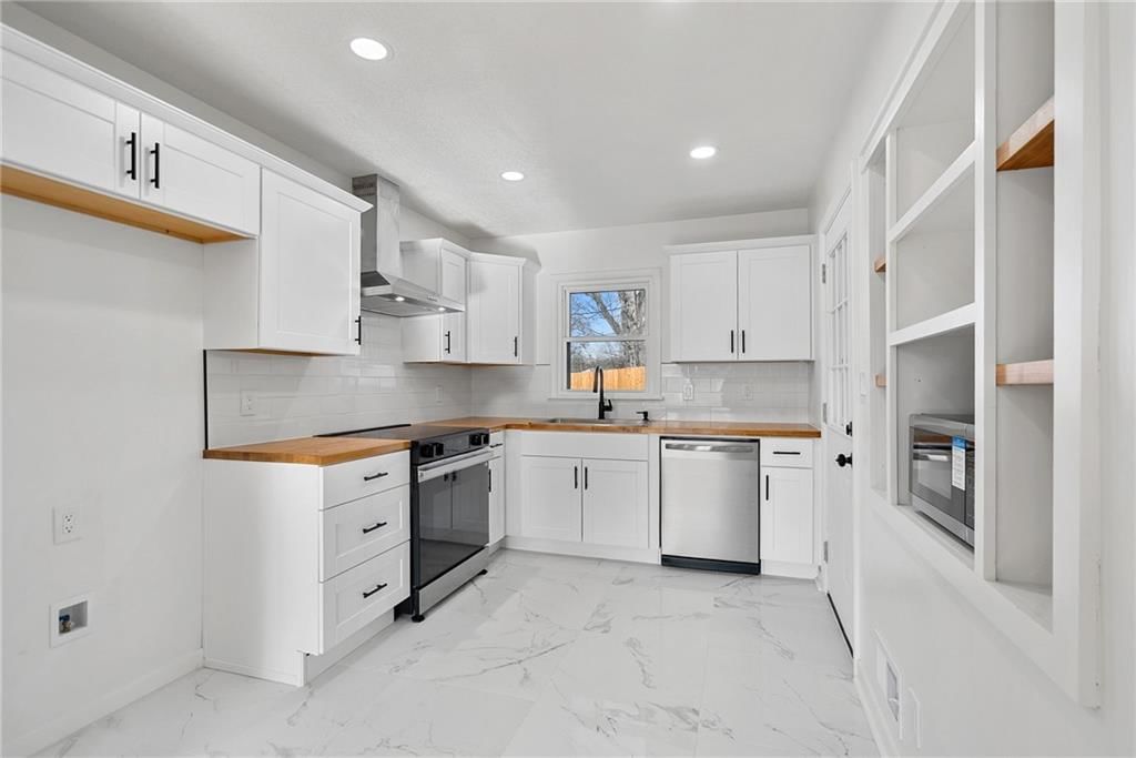 302 Lake Drive — photo 9