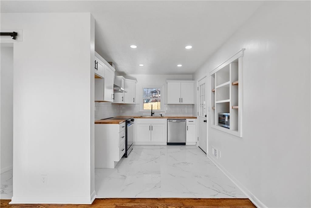 302 Lake Drive — photo 10