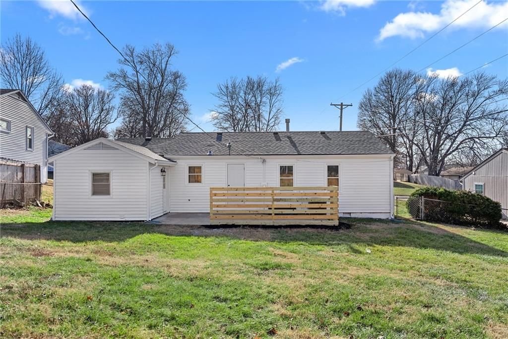 302 Lake Drive — photo 23