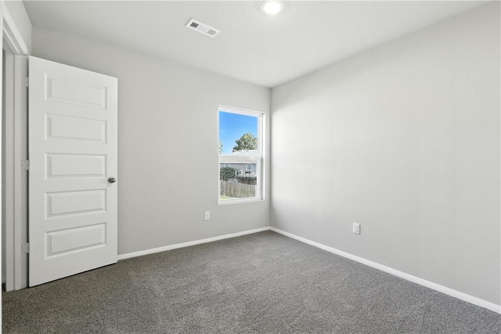 Photo 29 of 39 - 466 Rock Creek Drive, Tonganoxie, KS 66086