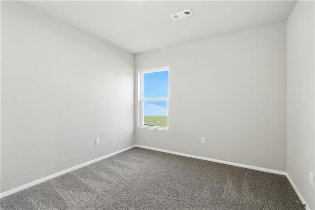 Photo 33 of 39 - 466 Rock Creek Drive, Tonganoxie, KS 66086