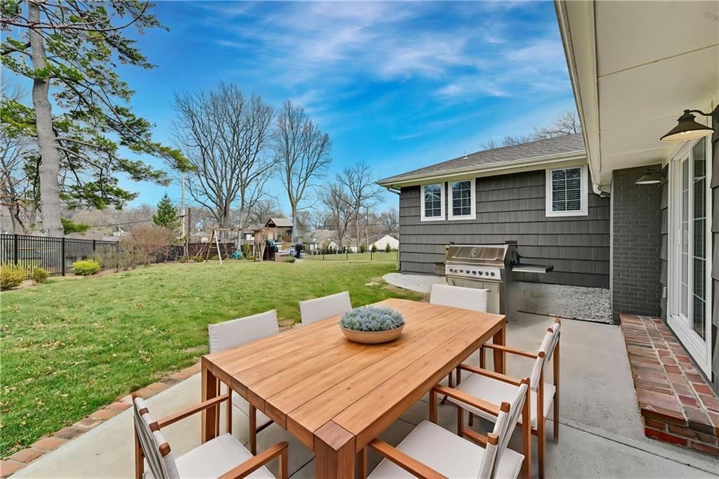 6241 Howe Drive — photo 17