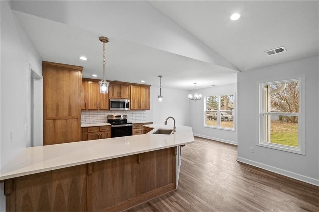 305 S Jefferson Street — photo 8