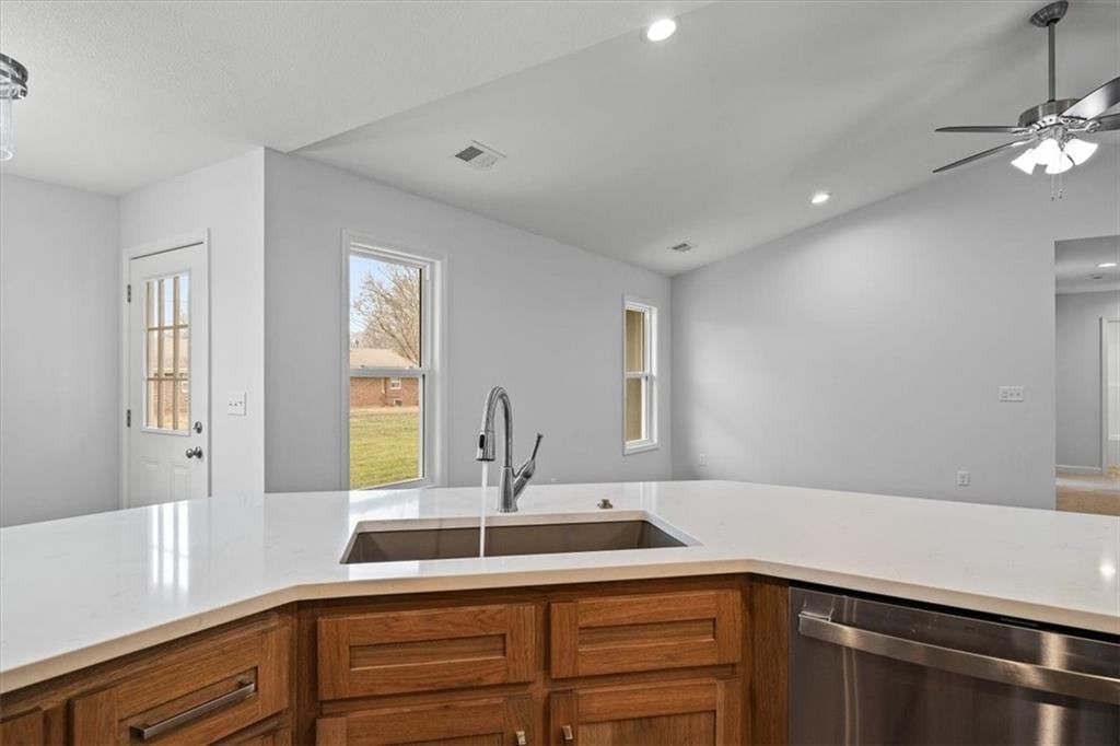 305 S Jefferson Street — photo 11