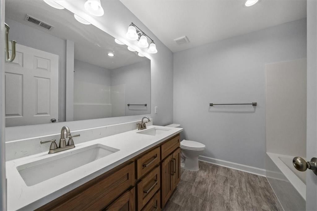 305 S Jefferson Street — photo 17