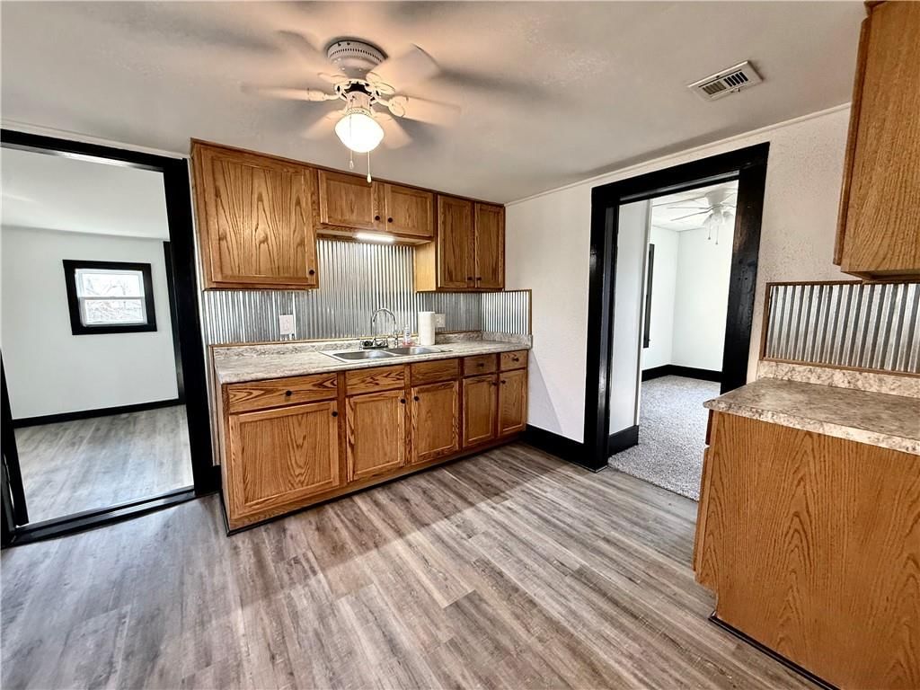 604 E 6th Street — photo 16