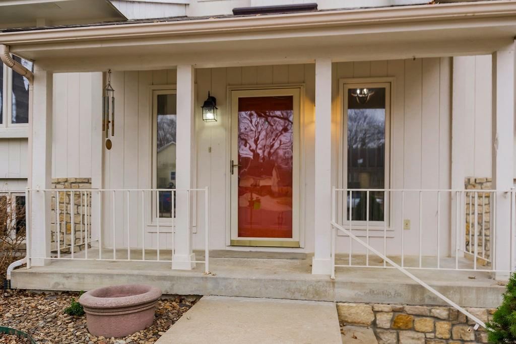 465 Hampshire Court — photo 2