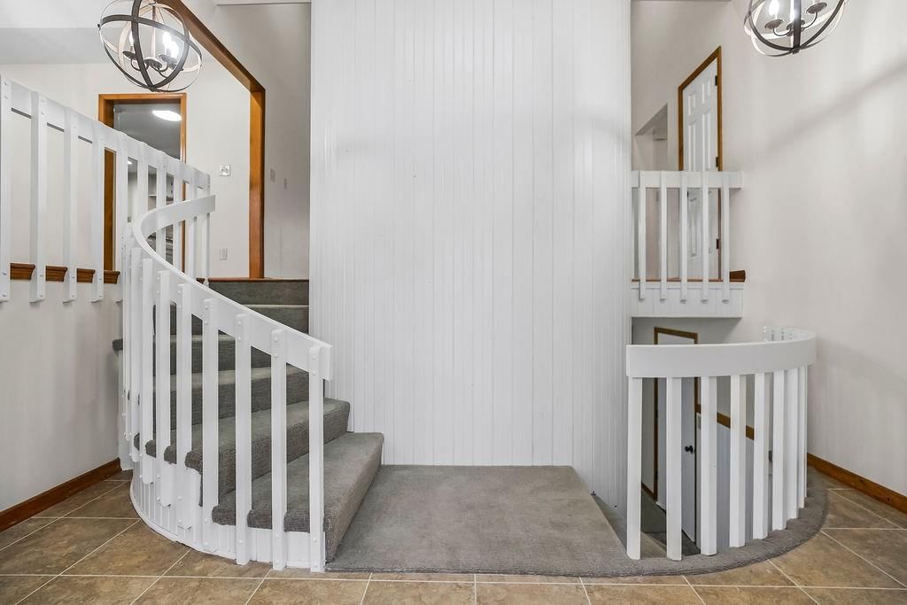 465 Hampshire Court — photo 4