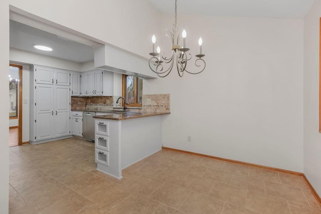 465 Hampshire Court — photo 8
