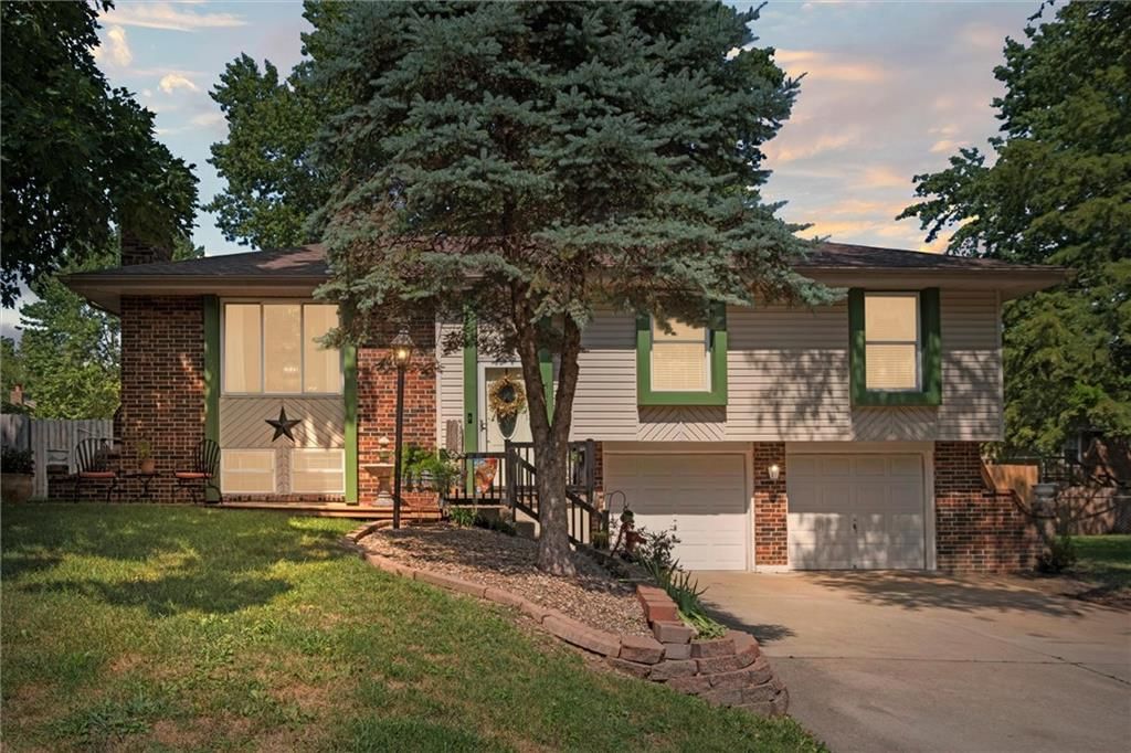 517 NE Johnston Drive — photo 2